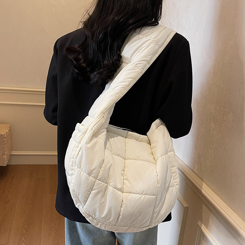 云朵包包女2025新款大容量泡芙上课通勤包休闲轻便单肩斜挎羽绒包