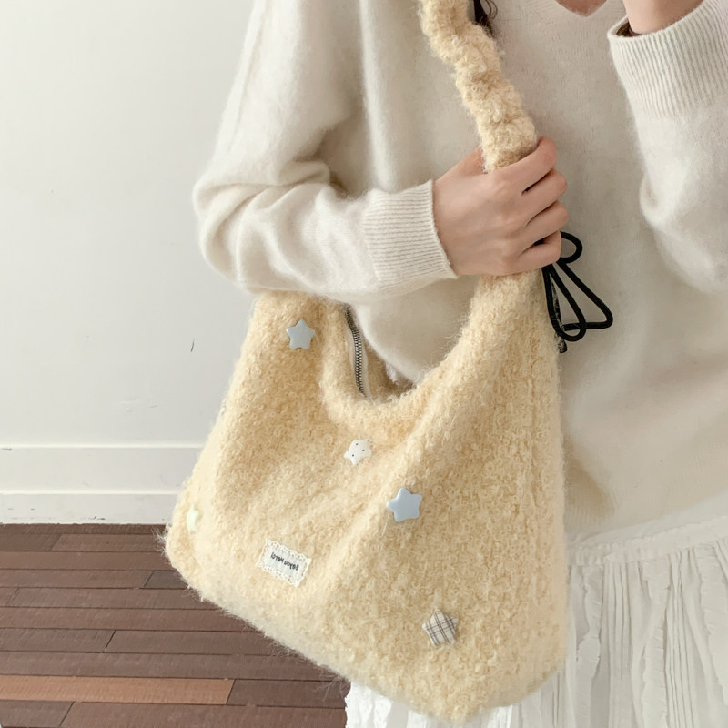 韩系奶油暖呼呼毛绒包包女2026春新款大容量通勤单肩托特包斜挎包