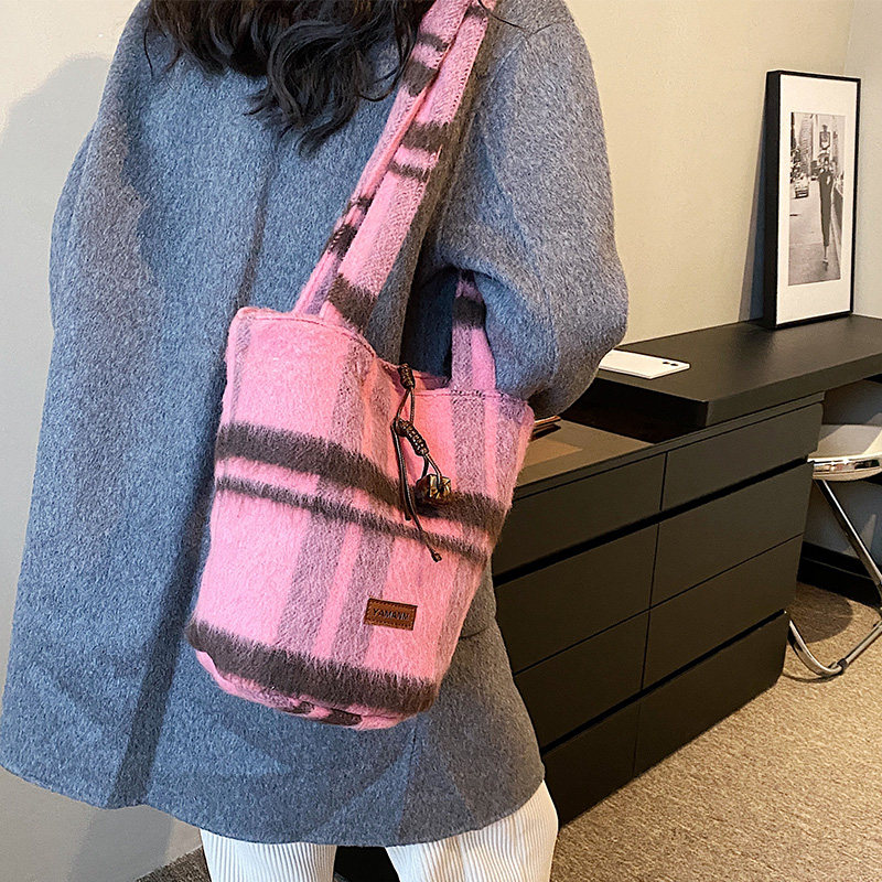 小众粉红羊毛格纹托特水桶包高颜值秋冬毛毛包通勤包大容量单肩包,箱包皮具/热销女包/男包,水桶包,淘宝优惠券,粉丝福利购,淘宝优惠卷