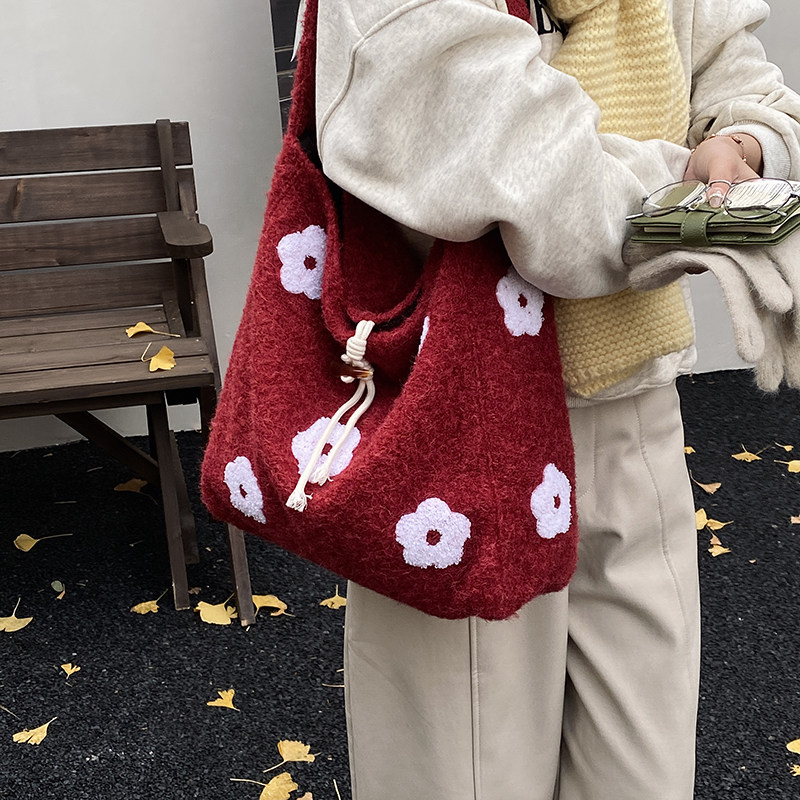 韩版毛绒花朵刺绣托特包女2025新款甜美小众单肩包森系文艺毛呢包