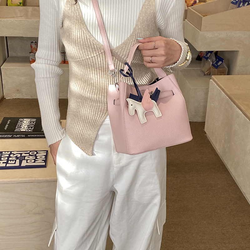 韩版设计感小众水桶包女2026新款荔枝纹简约高级感通勤单肩斜挎包,箱包皮具/热销女包/男包,通用款女包,淘宝优惠券,粉丝福利购,淘宝优惠卷