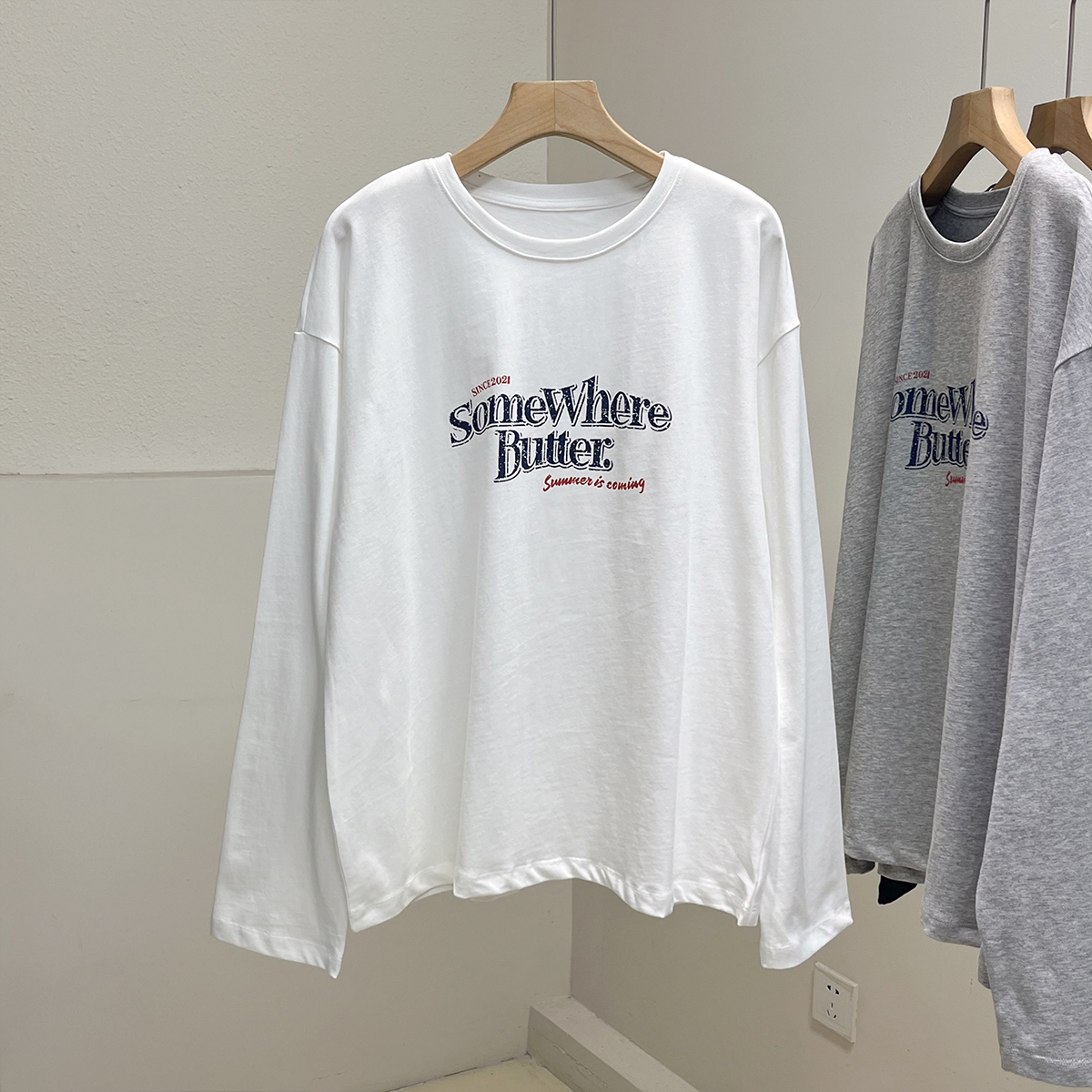 韩系简约字母印花白色T恤秋季宽松圆领长袖舒适纯棉上衣打底衫女