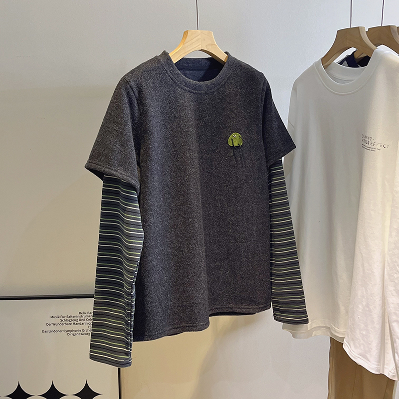 早春新款小怪兽刺绣拼接假两件女复古感条纹袖兔毛绒打底T恤上衣