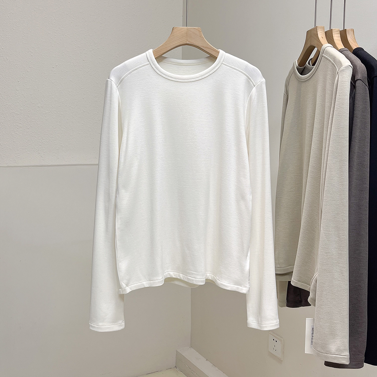 山羊绒磨毛加厚弹力莫代尔棉圆领长袖T恤女秋冬新款打底衫上衣