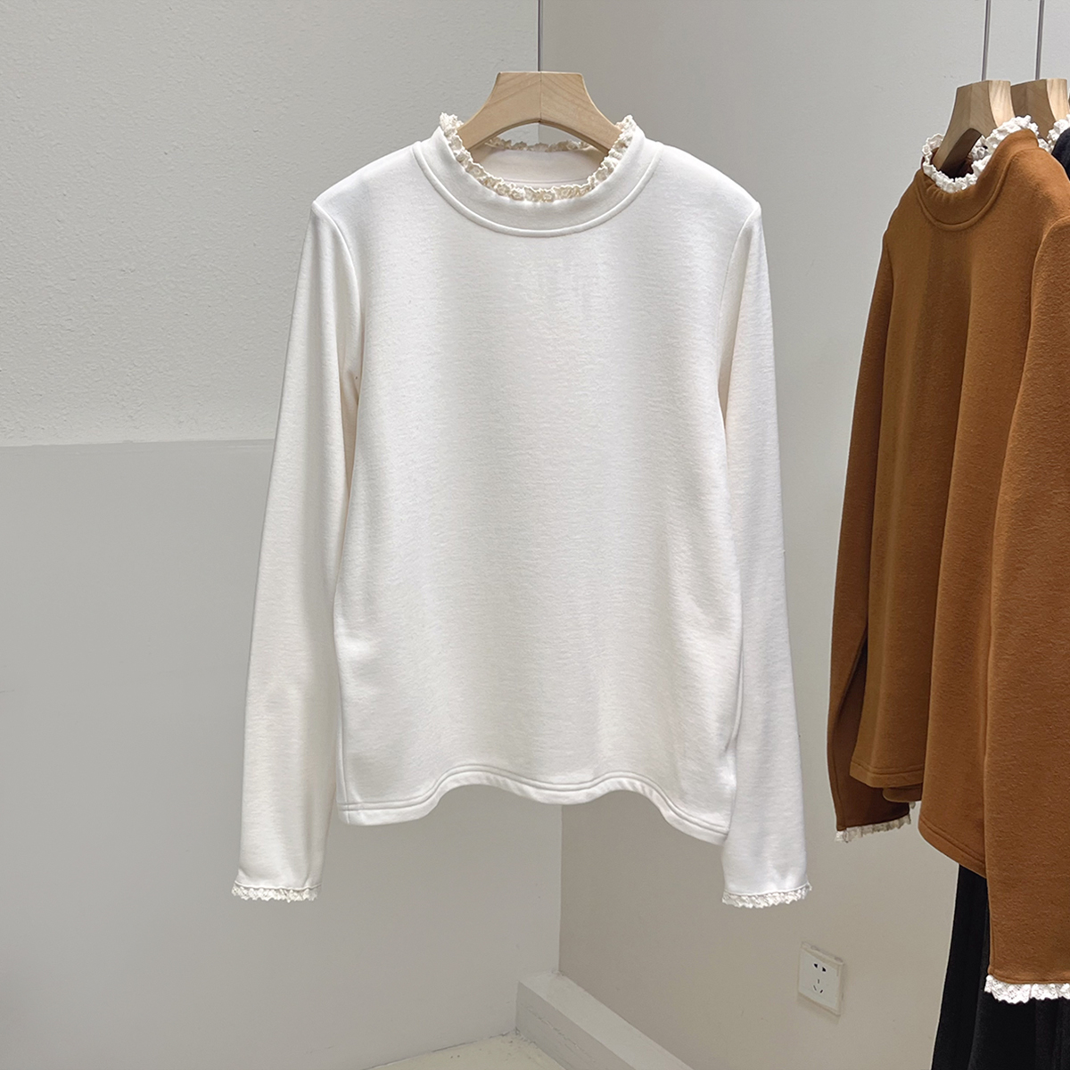 澳绒加厚磨毛花边半高领长袖t恤女秋冬蕾丝内搭上衣保暖打底衫