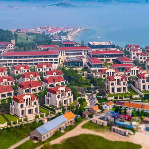 酒店位于崂山区王哥庄港东，背靠崂山，270度三面环海，零距离海景； 酒店整体风格偏向简洁淡雅，推窗就可以看见蔚蓝的海洋和错落有致的园林 澜霏豪华观景大床房2晚连住；享每日营养早餐； 周末、端午不加价，无忧放肆囤，未预约随时可退~