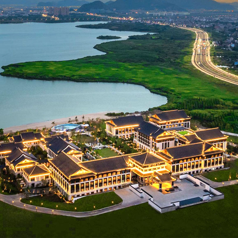 背靠台州&ldquo;小西湖&rdquo;， 坐拥180&deg;湖山风光, 周边群山环绕、有如翠染 酒店以宋式风格为底蕴进行打造, 融入江南庭院的和婉之气 2天1晚多房型可选，含次日双人早餐，欢迎水果1份； 可选下午茶/正餐美食；全程通用不加价；