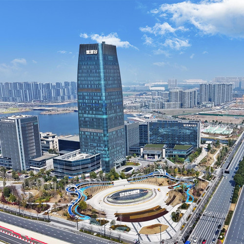 酒店坐落于钱塘新区CBD核心地带，位于钱塘江畔与东沙湖公园之间； 距萧山国际机场仅35分钟车程，地铁7号线五站可达，交通便利； 高级房2天1晚（大床/双床可选），享每日双人自助早餐； 享双人皮划艇/浆板体验二选一，端午、暑期通用不加价~