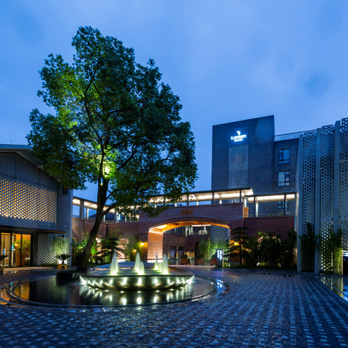 酒店位于湖州市南浔泰安路，出酒店大门即可从景区的青苔石阶拾级而上； 酒店将黑白灰基调的工业风与温文婉约的民国风巧妙结合，感受时空穿梭； 时尚工业房1-2晚连住；含双人早餐；免费参观庄弘醒美术馆(每周一闭馆) 非节假日不加价；有效期至3月31日；不约可退，过期自动退。