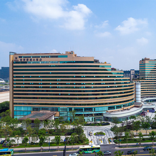 酒店毗邻西湖，位于宝石山下黄龙洞旁；地铁3号线可直达，交通便利； 流霞山境大床房2天1晚；享双人自助早餐； 享双人宫宴VIP首排可互动晚宴门票（需提前15天联系酒店预约）； 周末不加价；花呗无忧放肆囤，不约可退，过期自动退~