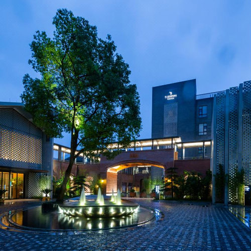 酒店位于湖州市南浔泰安路，出酒店大门即可从景区的青苔石阶拾级而上； 酒店将黑白灰基调的工业风与温文婉约的民国风巧妙结合，感受时空穿梭； 时尚工业房1-2晚连住；含双人早餐；免费参观庄弘醒美术馆(每周一闭馆) 非节假日不加价；有效期至12月31日；不约可退，过期自动退。