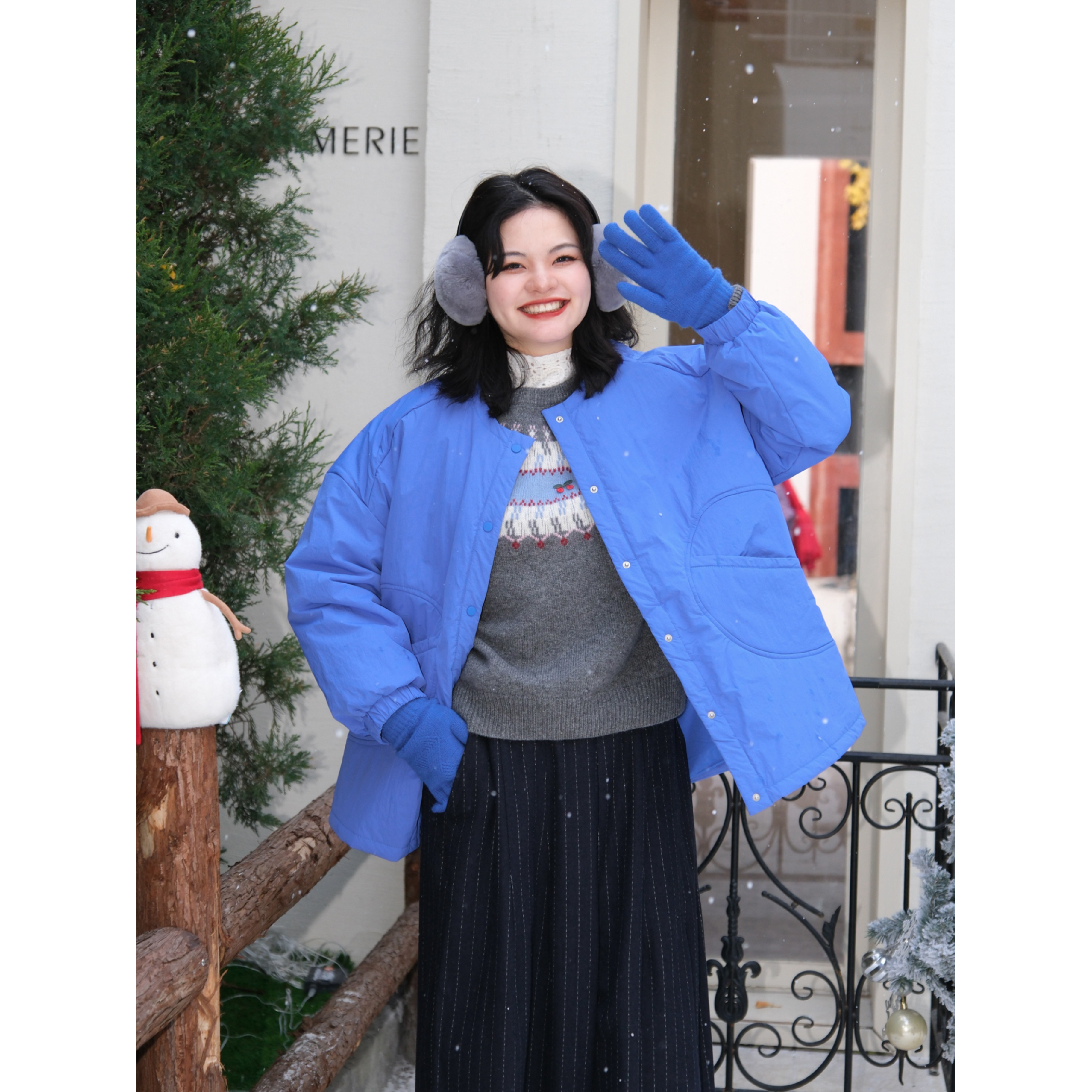 通勤易打理宝蓝圆领设计感外套