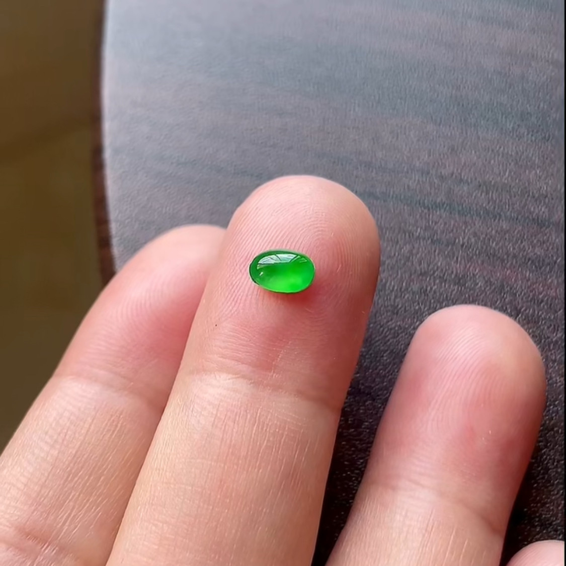 缅甸天然翡翠A货玻璃种起光阳绿缅甸翡翠