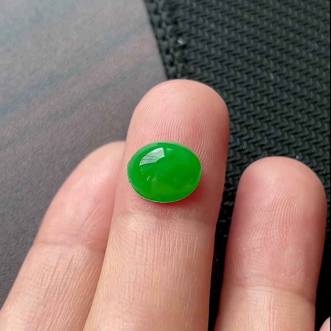 缅甸天然翡翠A货冰润辣阳绿蛋面裸石