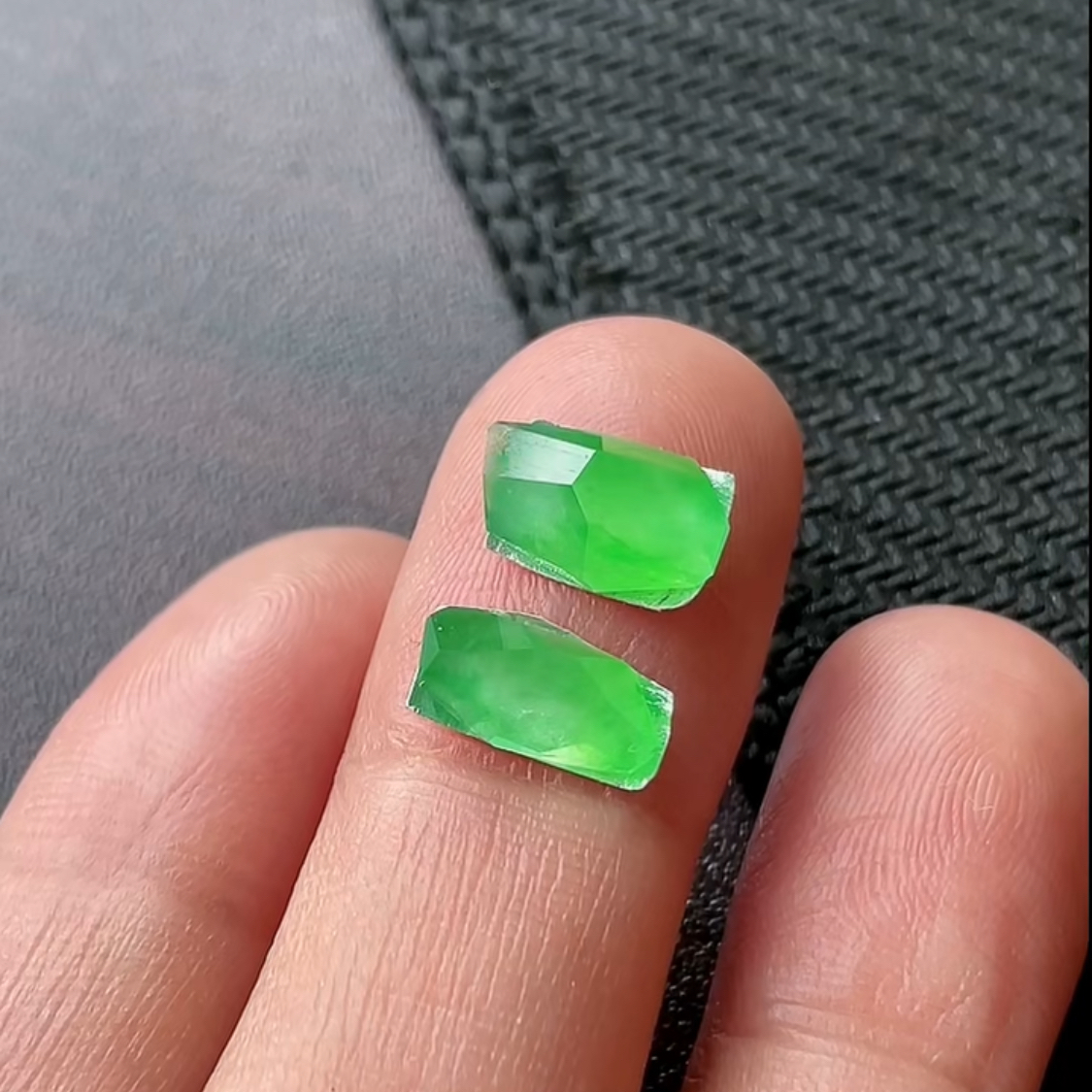 缅甸天然翡翠A货高冰起光阳绿异形戒面裸石