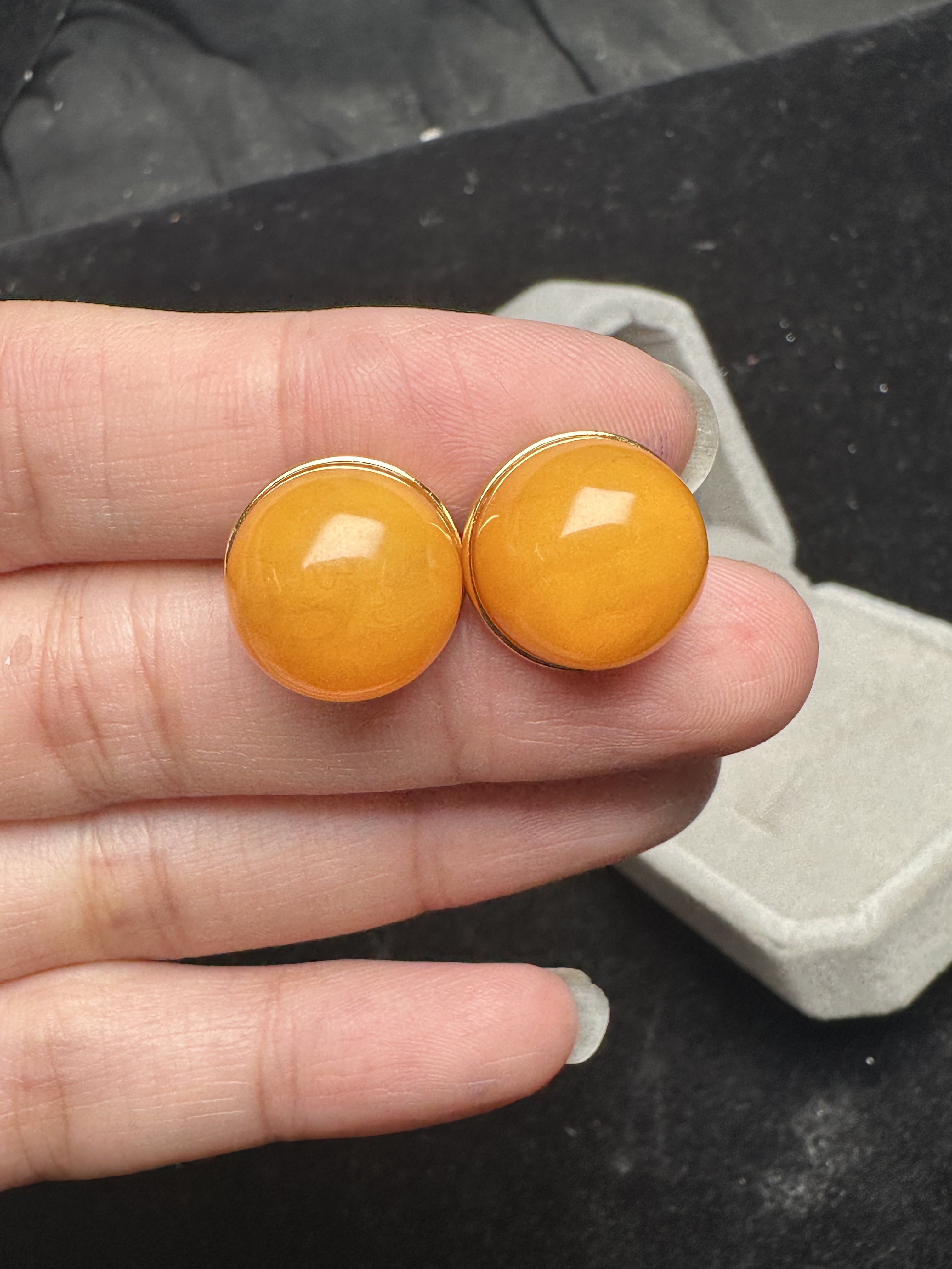 纯天然蜜蜡耳钉 925银镶，蜜蜡14mm 6.4克 鸡油黄俄料饱满 保真