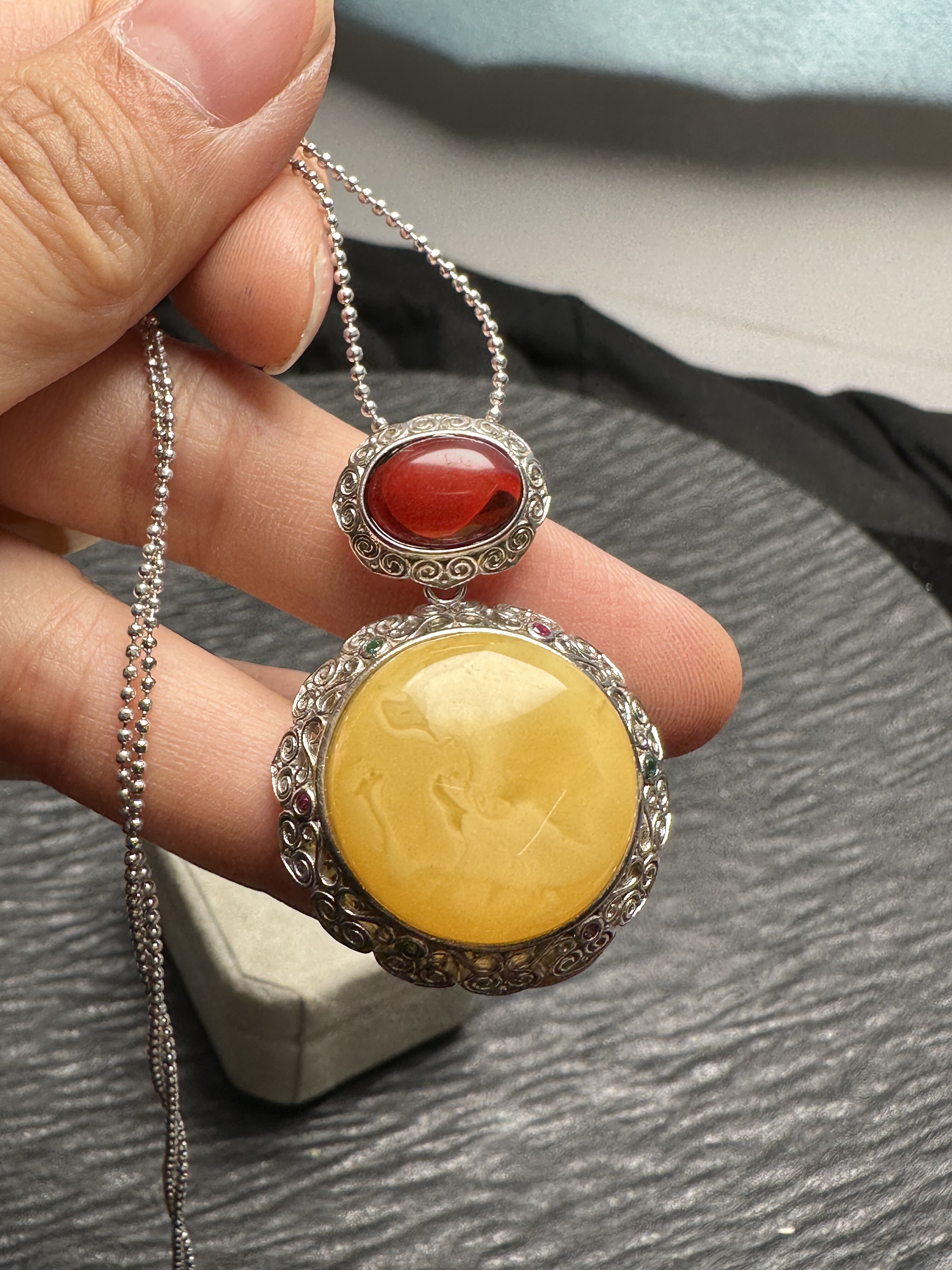 纯天然蜜蜡吊坠 俄料满蜜鸡油黄白花纹 搭配天然血珀925银镶 保真