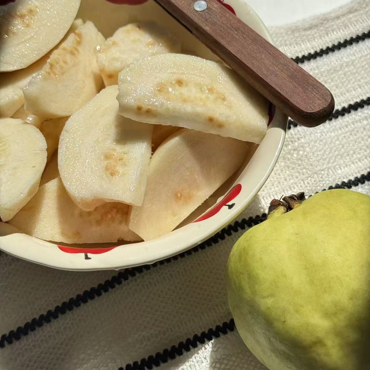 水果姑娘 ｜树上熟奶油芭乐香味四溢果肉绵密酸甜可口带特殊香味