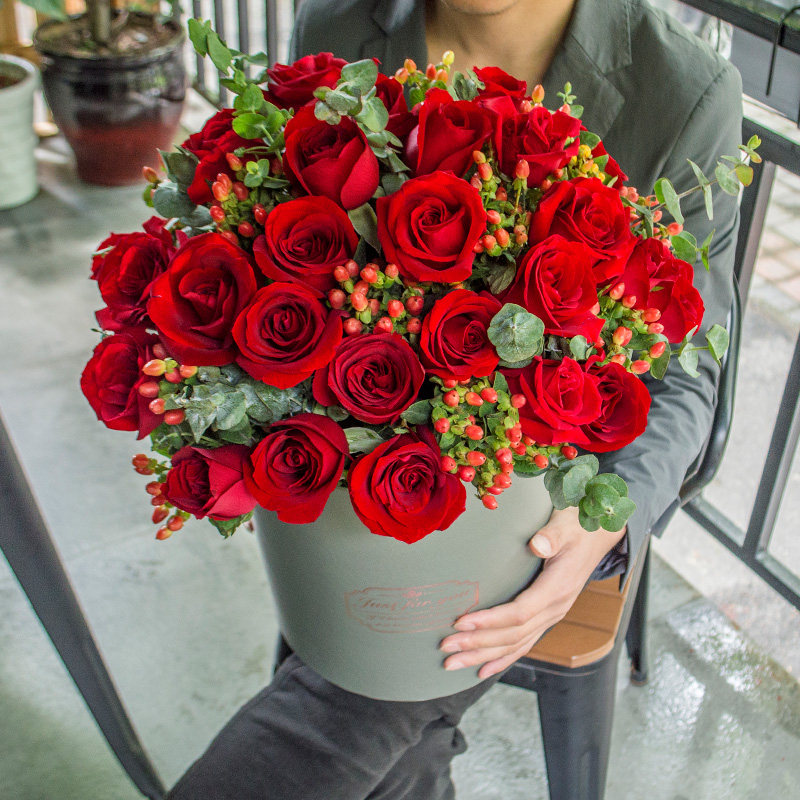 红玫瑰抱抱桶花束苏州生日
