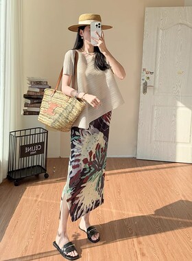 Issey Miyake/三宅一生褶皱夏季新款纯色简约不规则设计短袖圆领
