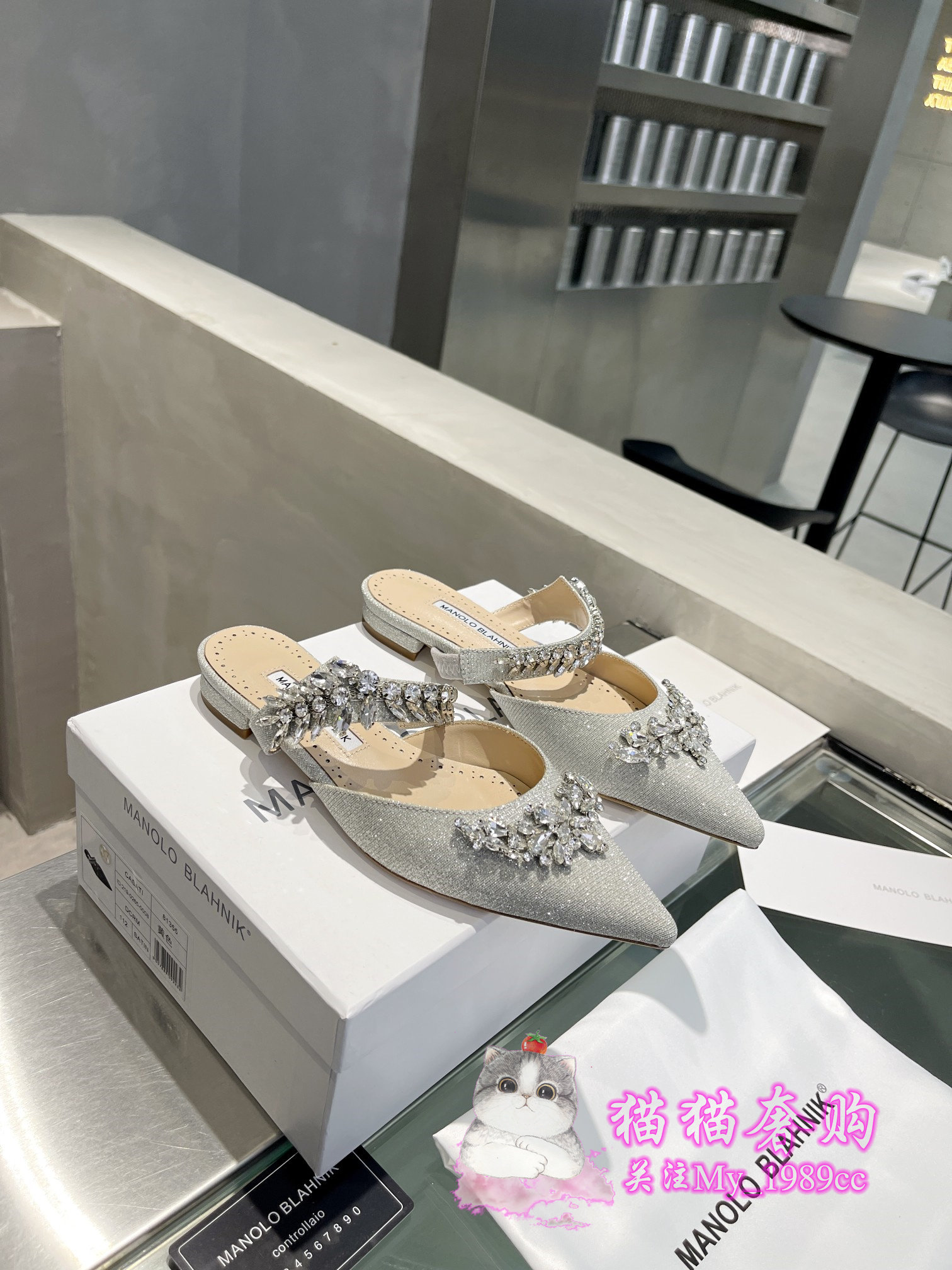 代购manolo blahnik/mb女鞋 新款闪面尖头钻扣凉鞋女平底拖鞋