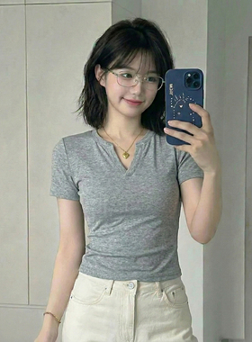 螺纹灰色V领短袖t恤女夏季2026新款正肩修身显瘦气质独特漂亮上衣