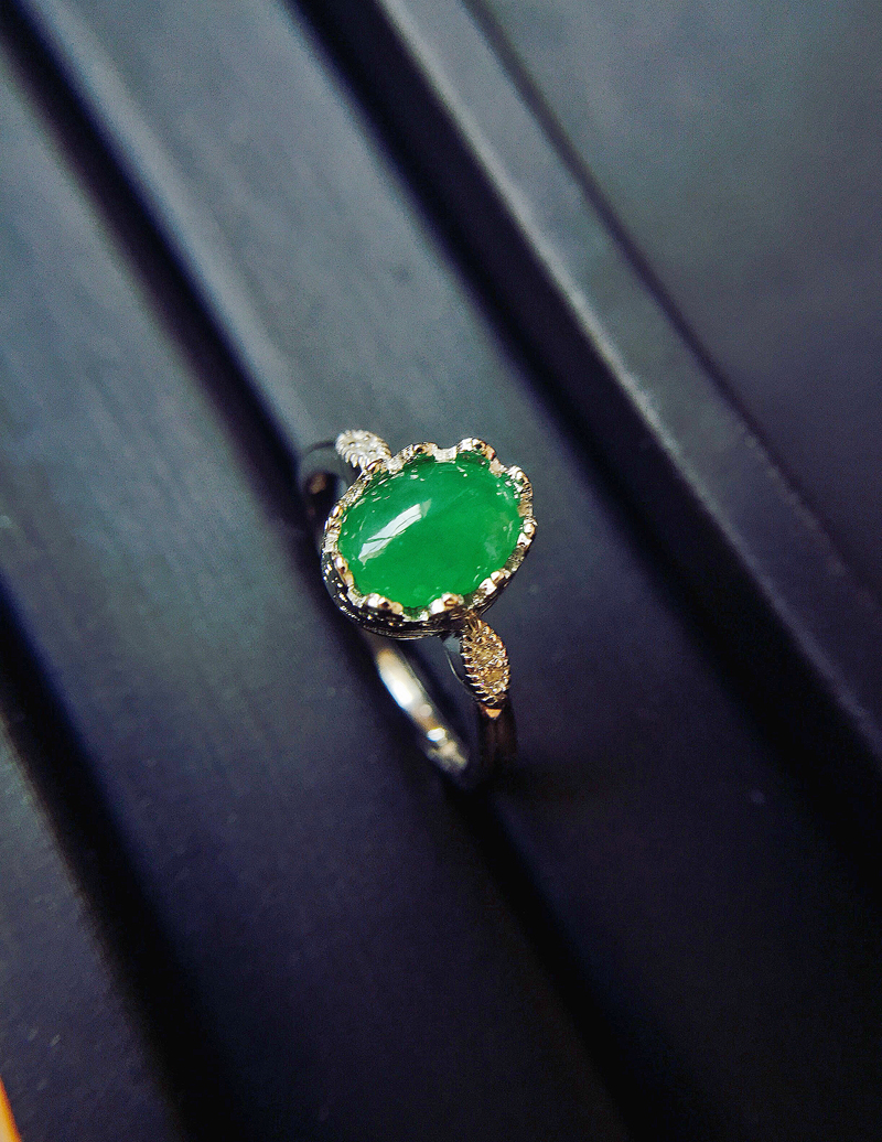 复古正阳绿无纹裂指环翡翠蛋面