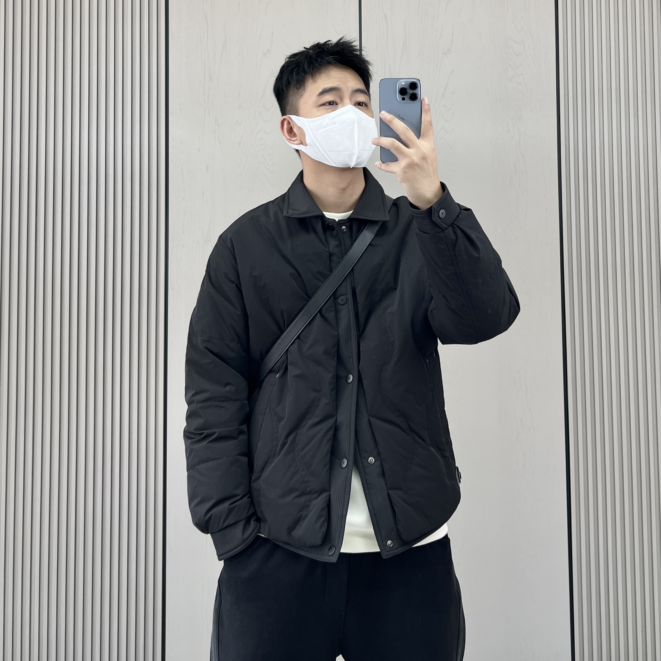 假两件设计感翻领轻薄款羽绒服男