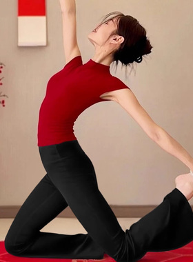 超好看的瑜伽服女新款红色微喇健身套装普拉提训练服背心运动上衣