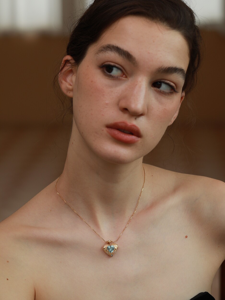 Elegant 18K Gold Natural Aquamarine Heart Pendant - Product image 5