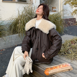 高级感PU皮羊羔毛大翻领羽绒服女2024冬季新款加厚白鸭绒短款外套,宝兰大衣搭配丝巾图片