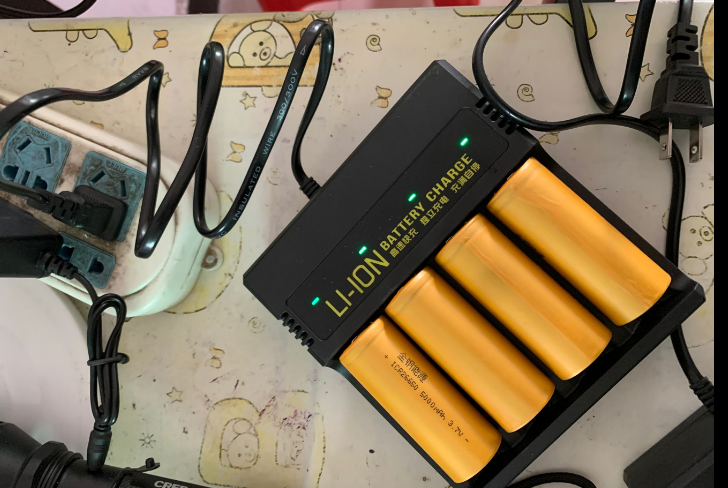 18650充电器3.7V锂电池26650四槽智能快充通用强光手电筒显示