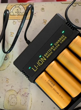 18650充电器3.7V锂电池26650四槽智能快充通用强光手电筒显示