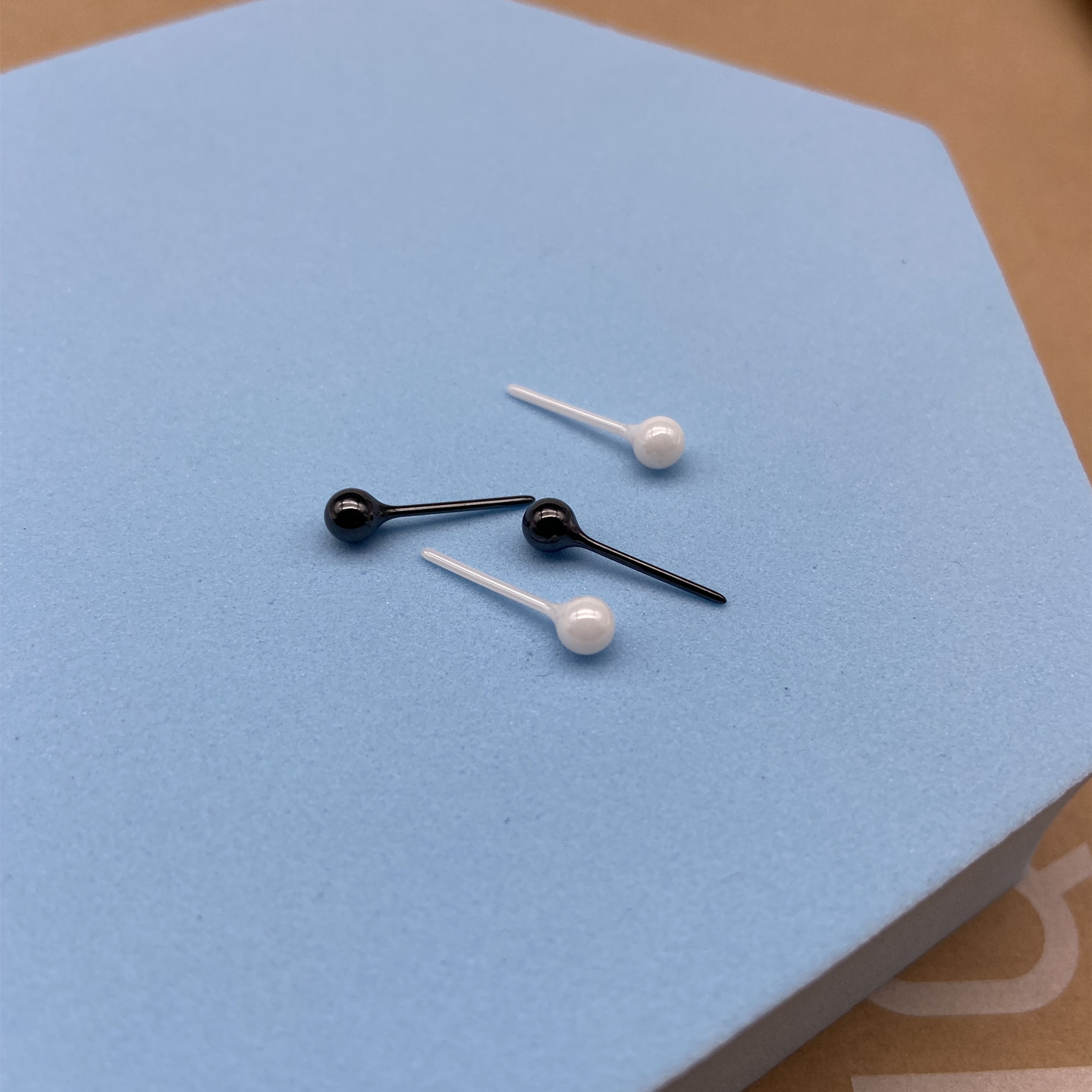 陶瓷黑白色圆球耳钉小巧简约
