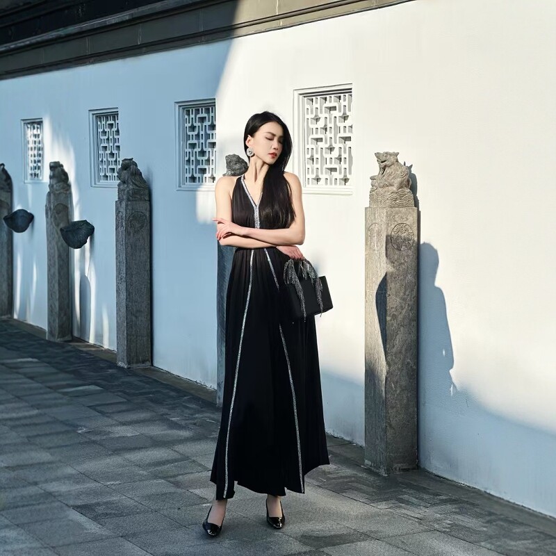 设计师款2025新款法式高级感气质御姐风性感名媛黑色无袖连衣裙