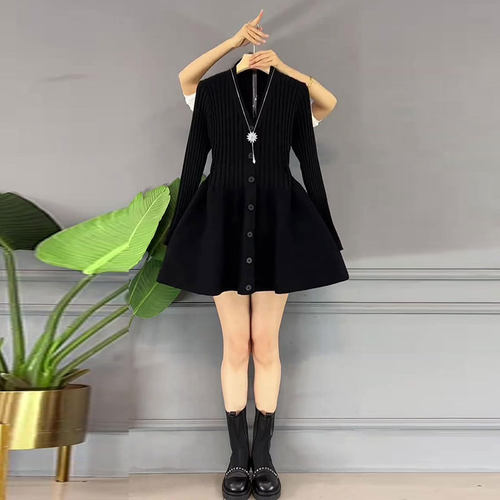 2024年新款红色收腰低领连衣裙