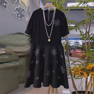 重工烫钻雪花拼接亮晶晶连衣裙新款胖妹妹V领半袖小黑裙大码女装