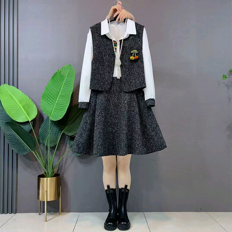 彩扣马甲翻领连衣裙套装