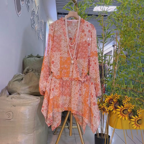 木耳花边V领不规则上衣