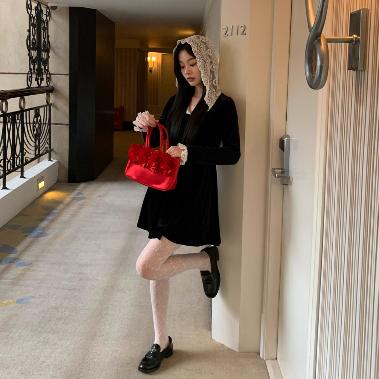 New open 小个子年会小黑裙减龄收腰蕾丝连帽短款丝绒连衣裙F6833