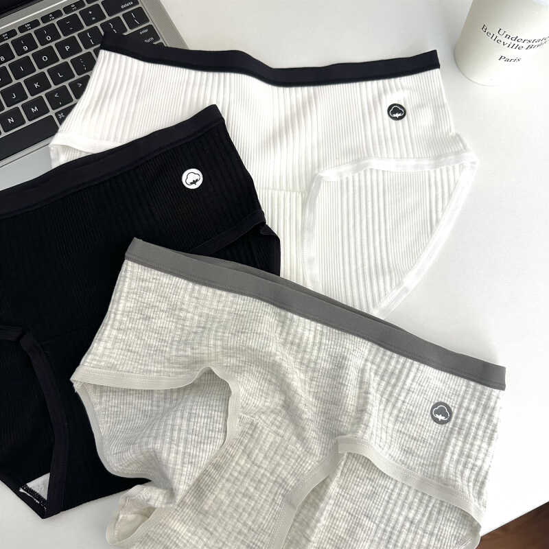 撞色简约不闷汗黑白灰透气孔内裤