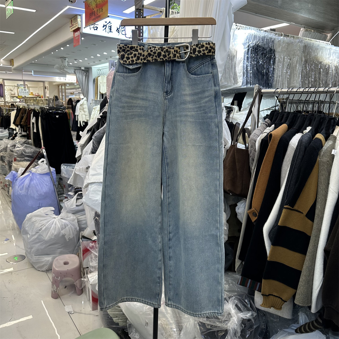 高腰做旧浅蓝色直筒加绒牛仔裤女