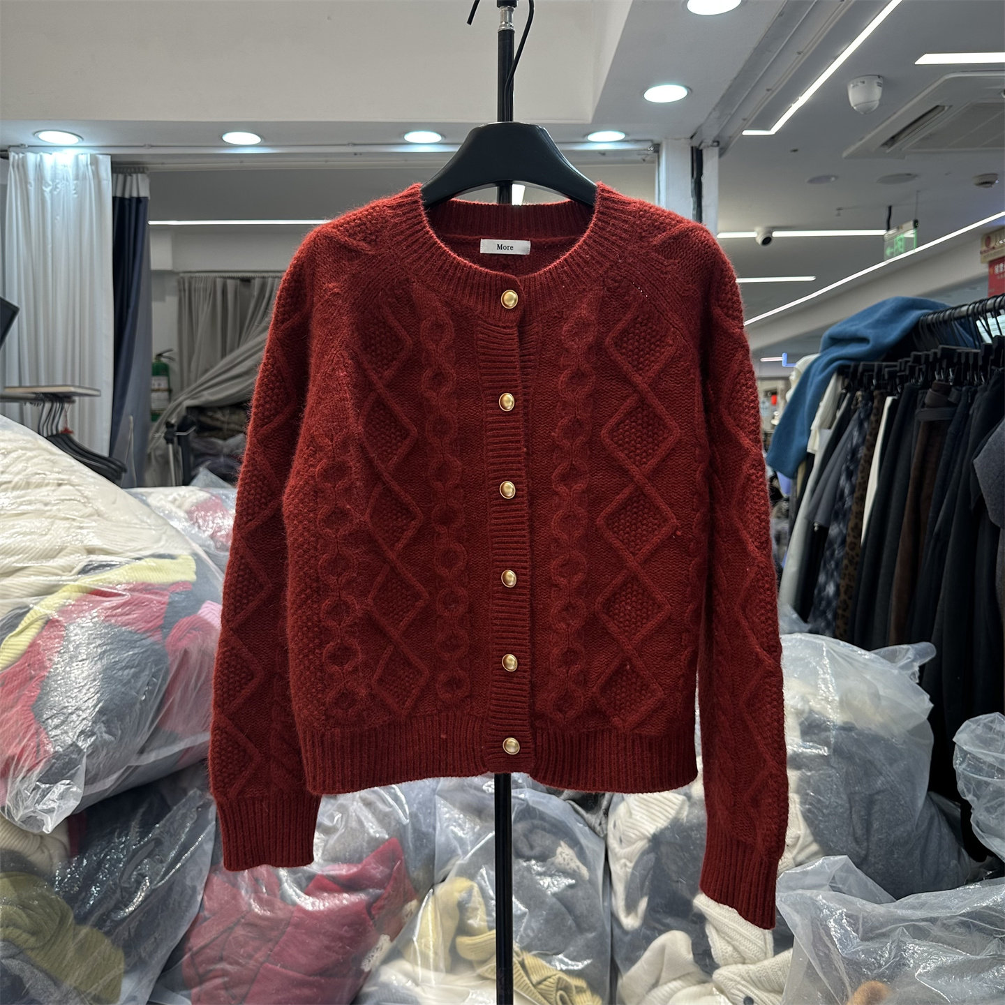 欧洲站2025秋冬新款圆领麻花小金扣宽松显瘦浣熊毛针织开衫女外套