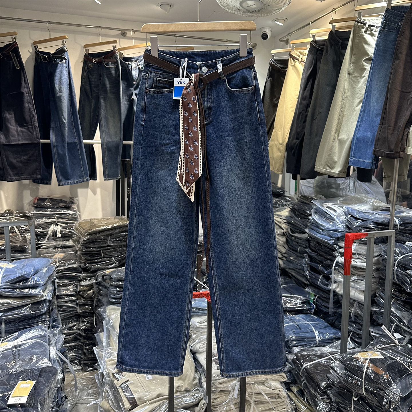 2025秋冬季女装韩版高腰显瘦百搭厚抓绒时尚潮丝巾腰带直筒牛仔裤