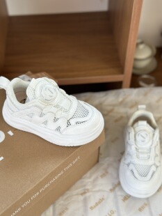 芭杜乐2026春季新款儿童运动鞋时尚韩版男女童旋钮大码小白鞋板鞋