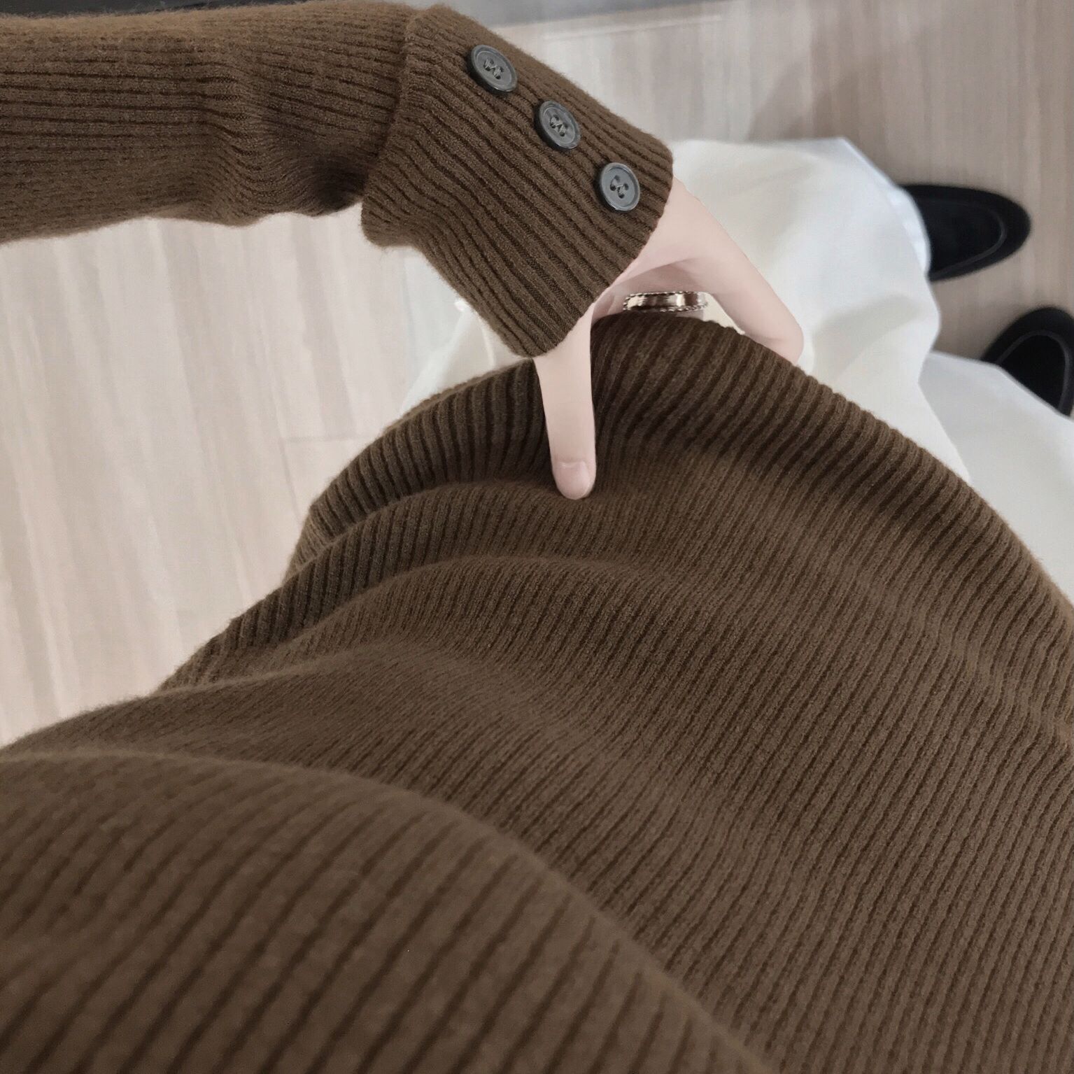 【大萌家】氛围感王者 随便搭都好看~  老钱风纽扣翻袖针织打底衫