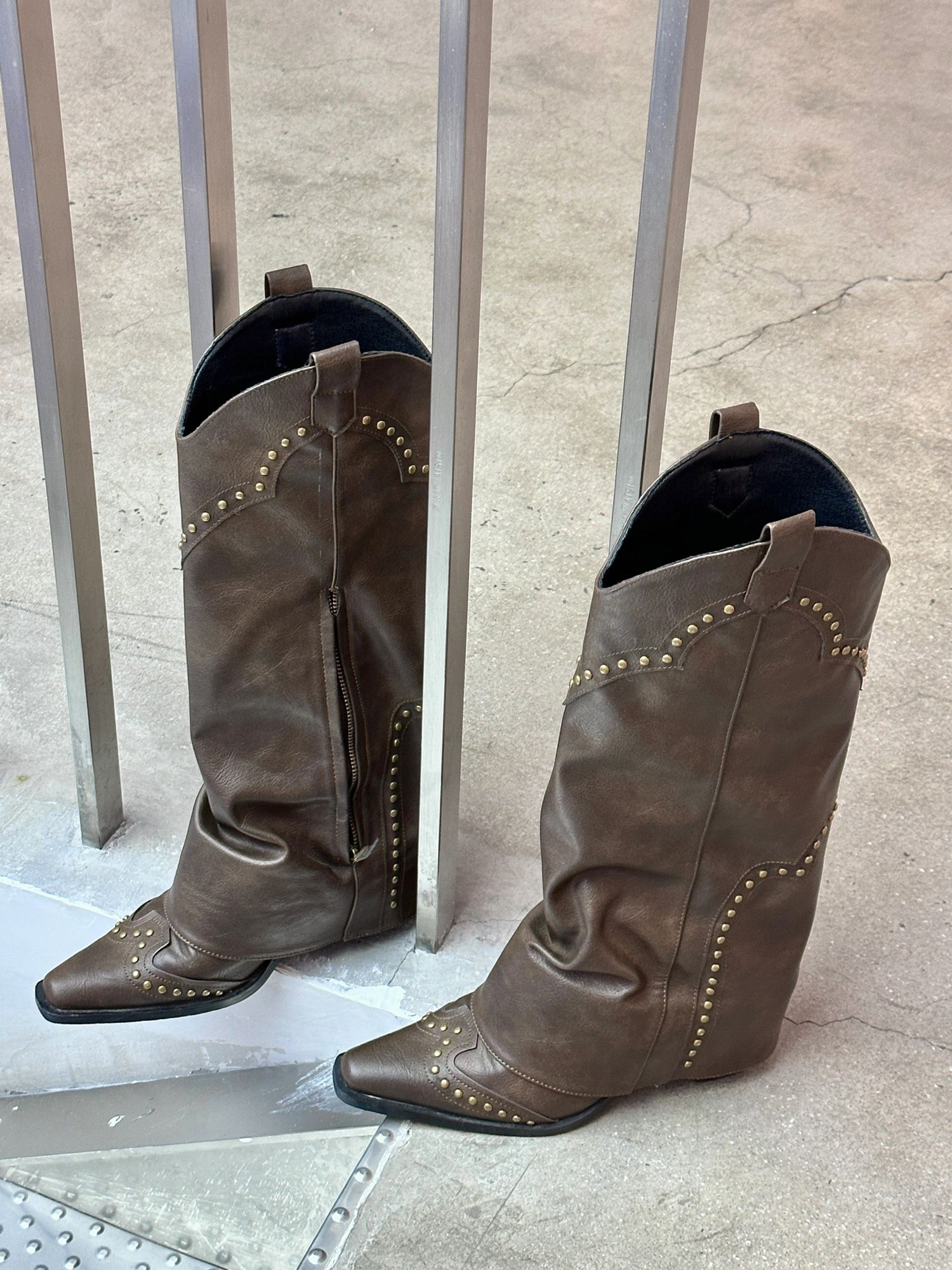 여성을위한 리벳 서부 카우보이 부츠 2024 새로운 스타일 다목적 두꺼운 뒤꿈치 바지 부츠 패션 부츠 무릎 부츠 위의 높은 부츠