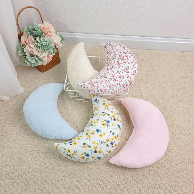 狗狗睡觉月亮枕猫咪纯棉碎花抱枕