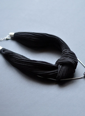 三宅压褶雪纺遮疤项链