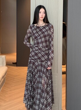 法式复古格纹长袖连衣裙女秋季新款设计感小众收腰显瘦气质长裙子